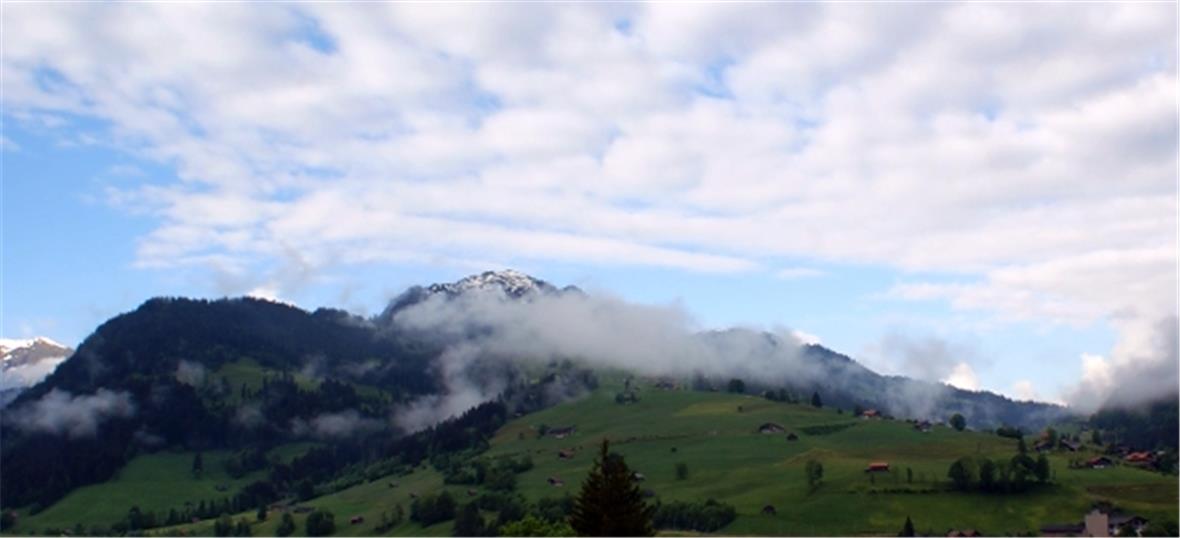 Wieder einmal ziehen Wolken über die Bergbahnen der Destination Gstaad. Sie verschleiern Rinderberg und Saanerslochgrat.