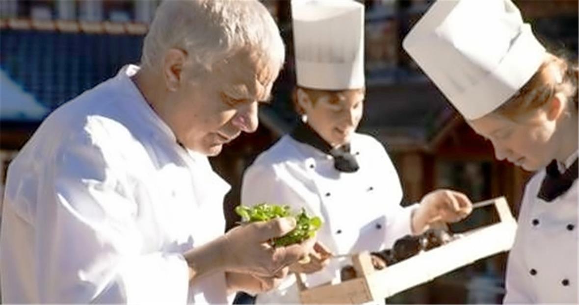 Wildstrubel-Küchenchef «Güge» Imobersteg und sein Team stellen in der Zwischensaison ihre Arbeitsplätze dem Nachwuchs zur Verfügung.