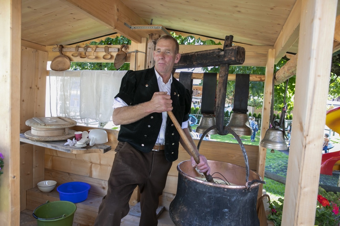 Willi Bach zeigte wie man einen Berner Alpkäse produziert.