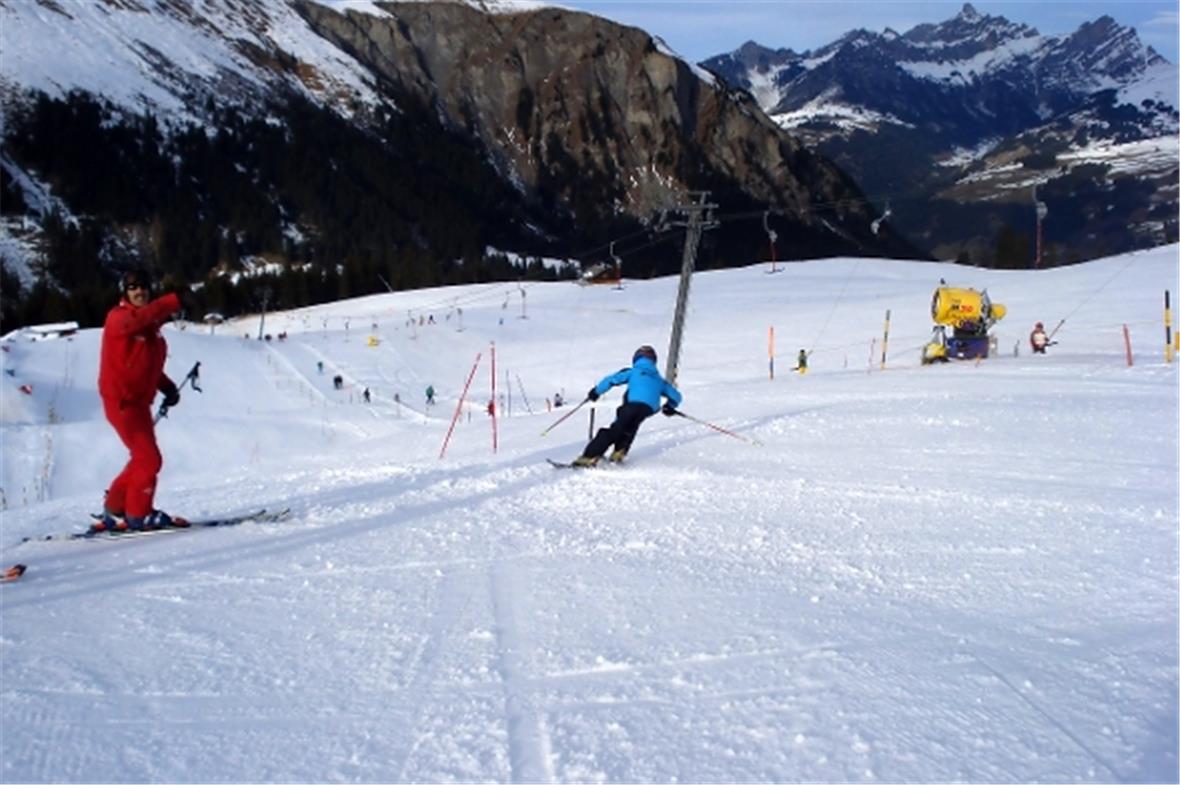 Willi Lauber winkt zur Beratung.
