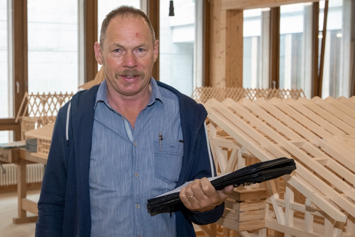 Willi Matti, Fachlehrer und Berufsverantwortlicher am bzi Holzzentrum. Matti org...