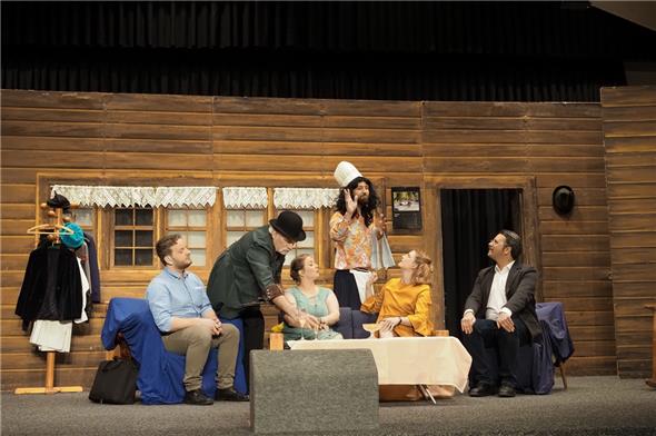 Willi und Sonja Niederhauser (Edwin Griessen und Sabrina Kurzen, links am Tisch) lassen sich von Butler James (Fritz Gempeler) bewirten, während Köchin Charlotte (Lukas Zeller) das Menü anpreist, nicht ganz zur Freude von Emma und Oskar Bünzli (Joelle und Lukas Matti).