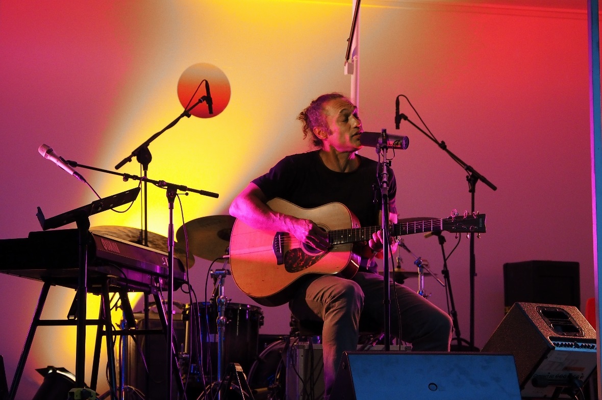 William White sang seine gefühlvollen musikalischen Botschaften am Samstagabend.