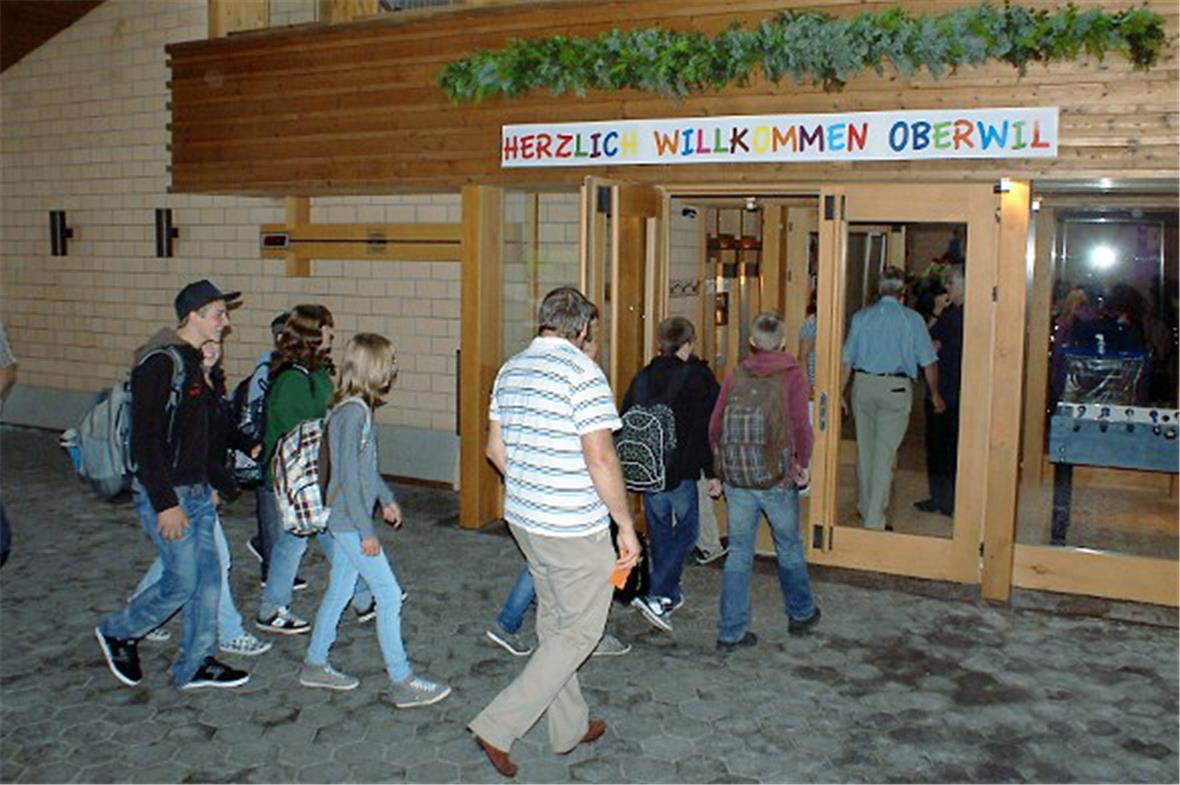 Willkommen: Oberwiler Schüler beim Einzug ins Sekundarschulhaus Erlenbach.