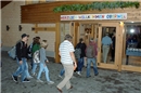 Willkommen: Oberwiler Schüler beim Einzug ins Sekundarschulhaus Erlenbach.