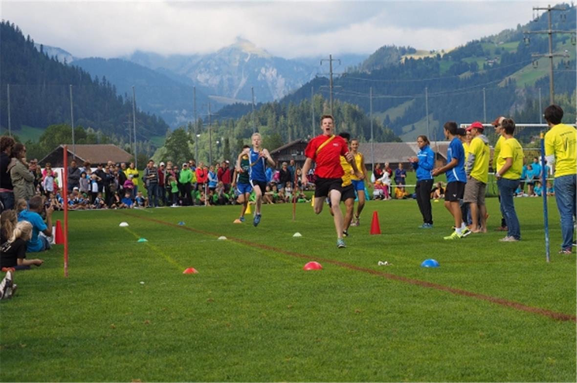 Wimmis gewinnt die Rundstafette: die Schlussläufer beim Zieleinlauf.