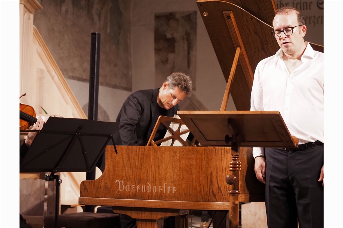 "Winterreise Reloaded mit Daniel Behle und Oliver Schnyder Trio.