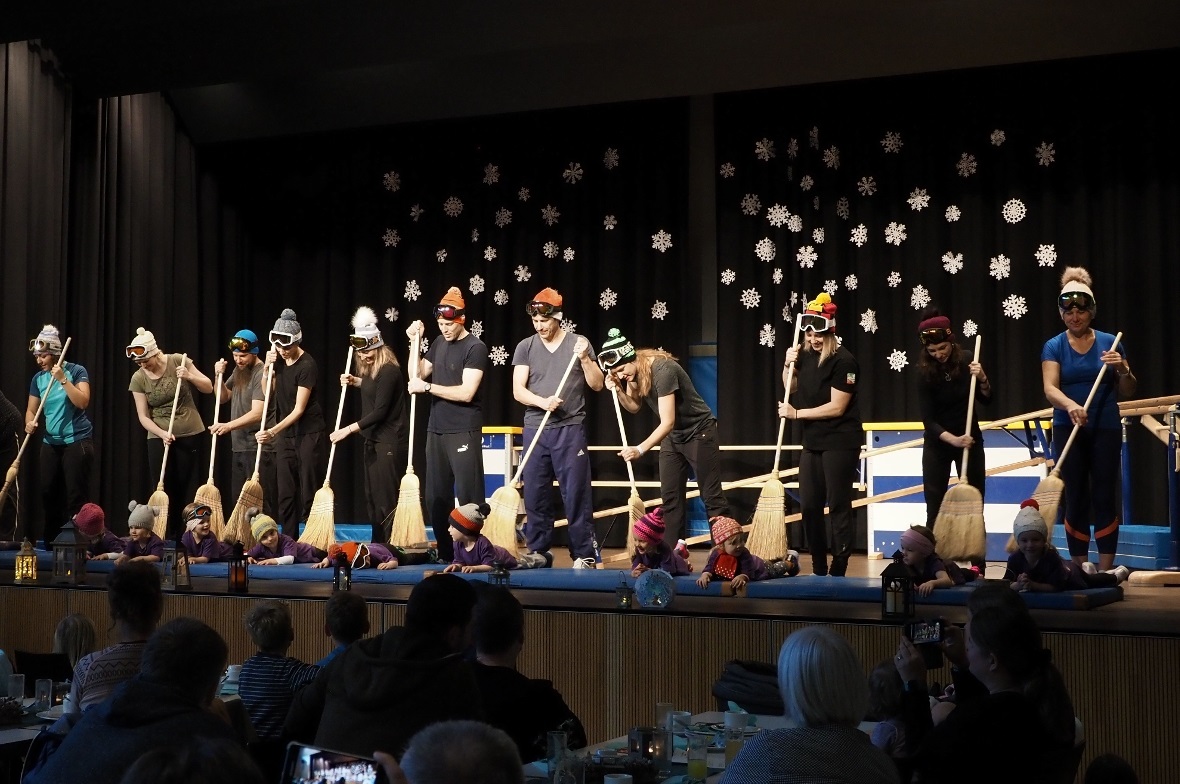 Winterzauber: Die MUKI/ELKI-Gruppe im "Schnee".