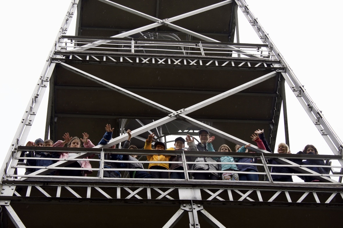 Wir trotzen dem Regen beim «Schleifenturm» in Liestal.