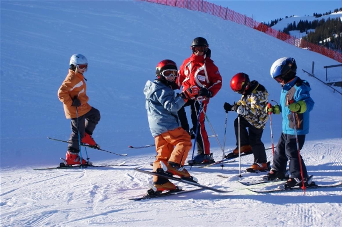 Wiriehorn:  Aufwärme-Übungen der Kinder-Skiklasse auf Nüegg