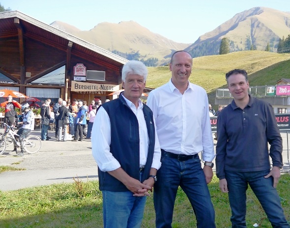 Wiriehornbahnen-Präsident Erich Klauwers, flankiert von seinen neugewählten Verwaltungsräten Ueli Sahli und Reto Cathomen.