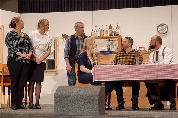 Wirtin (Sabrina Kurzen), Serviertochter Anita (Michaela Klopfenstein) und Hausdiener Anton (Peter Rohrbach) nahmen die Getränkebestellung der verdächtigen Gäste auf (Sarah Lörtscher, Lukas Matti und Lukas Zeller).