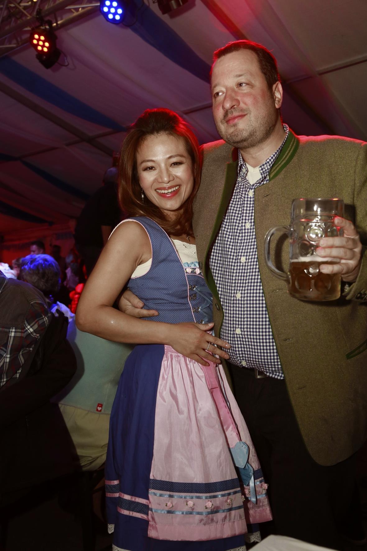 Wirtin und wirt am Oktoberfest