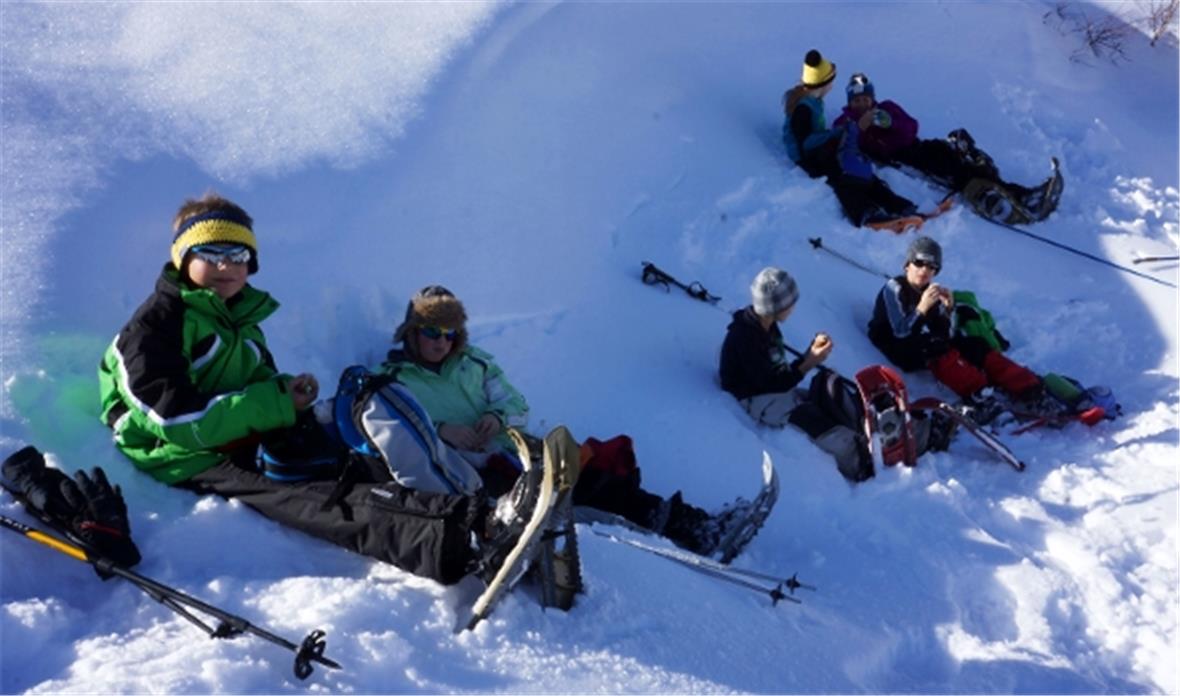 Wohlverdiente Pause beim Schneeschuhwandern.