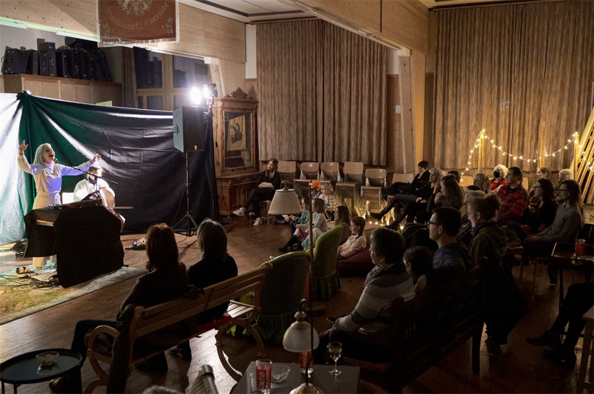 Wohnzimmer-Atmosphäre: Wer ganz nah an den Künstlern dran sein will, ist bei den...