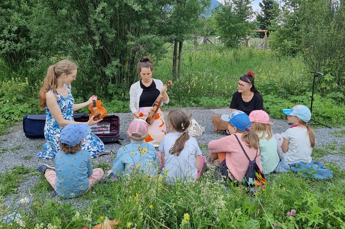 Workshop in der freien Natur: Susanne Isenberg, Viviane Ruof und Zoë Gordon erkl...