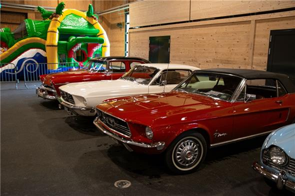 Wunderschöne Oldtimer Autos waren im Innenbereich nebeneinader parkiert.