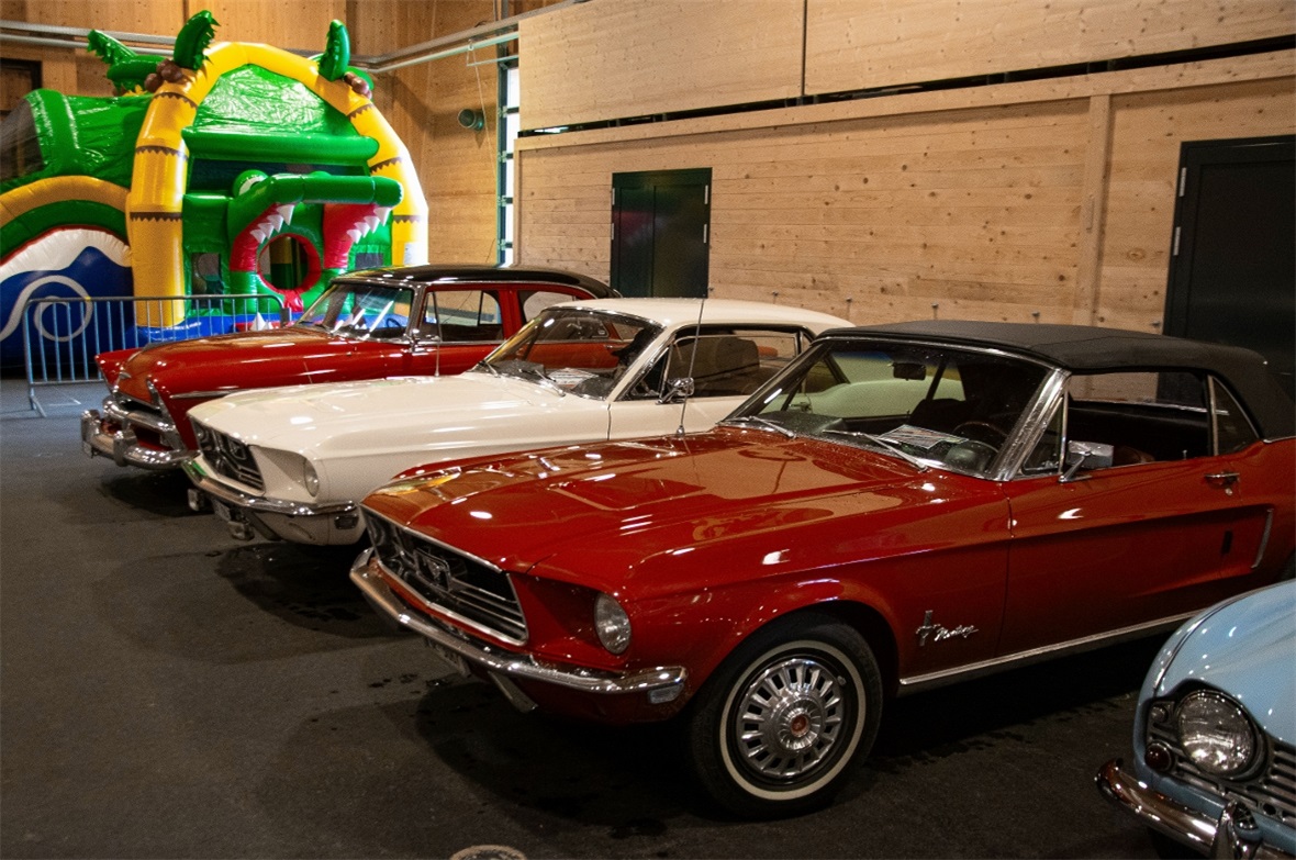 Wunderschöne Oldtimer Autos waren im Innenbereich nebeneinader parkiert.