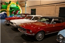 Wunderschöne Oldtimer Autos waren im Innenbereich nebeneinader parkiert.