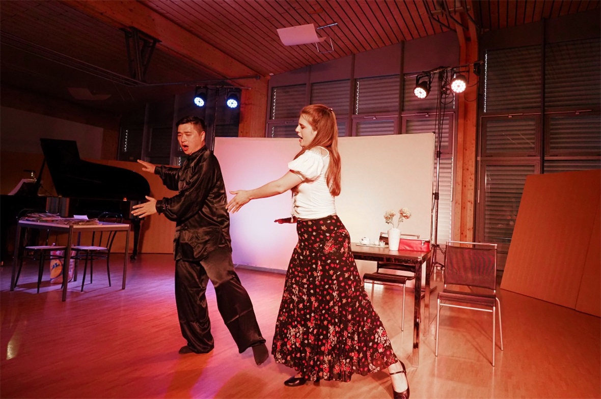 Xuenan Liu und Katharina Willi in der Oper «Das letzte Mahl im Land des Lächelns...