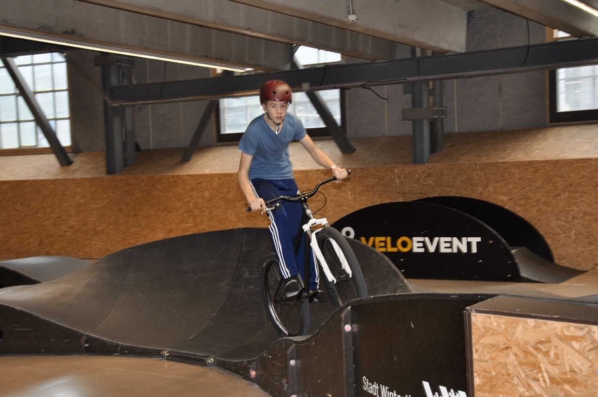 Yannic unterwegs auf dem Pump Track