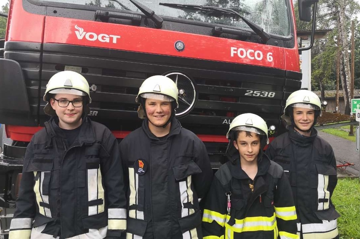 Yannick Eschler, Flavio Hotz, Livio Wittwer, Dani Hotz vor dem TLF. Korrektes Helmtragen will auch geübt sein.