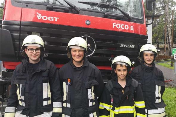 Yannick Eschler, Flavio Hotz, Livio Wittwer, Dani Hotz vor dem TLF. Korrektes Helmtragen will auch geübt sein.