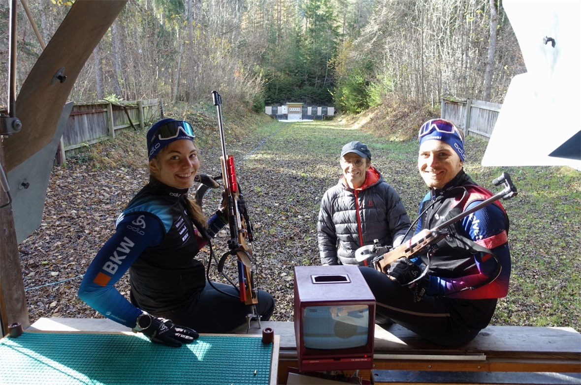 Yara und Joscha Burkhalter schätzen den Einsatz ihres Vaters Urs für die neu angelegte Biathlon-Klappscheibenanlage im 50-Meter-Schiessstand in St. Stephan sehr.