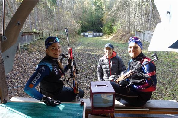 Yara und Joscha Burkhalter schätzen den Einsatz ihres Vaters Urs für die neu angelegte Biathlon-Klappscheibenanlage im 50-Meter-Schiessstand in St. Stephan sehr.