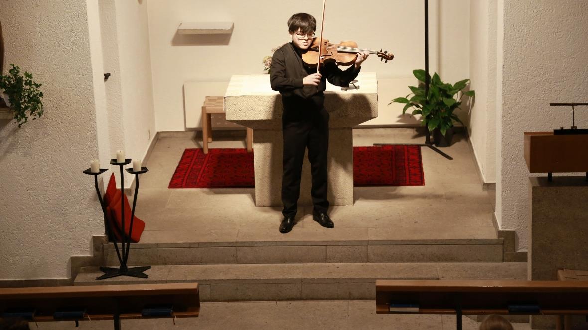 Yun Tang (Violine) am Studierenden Konzert in der St Mauritius Kapelle