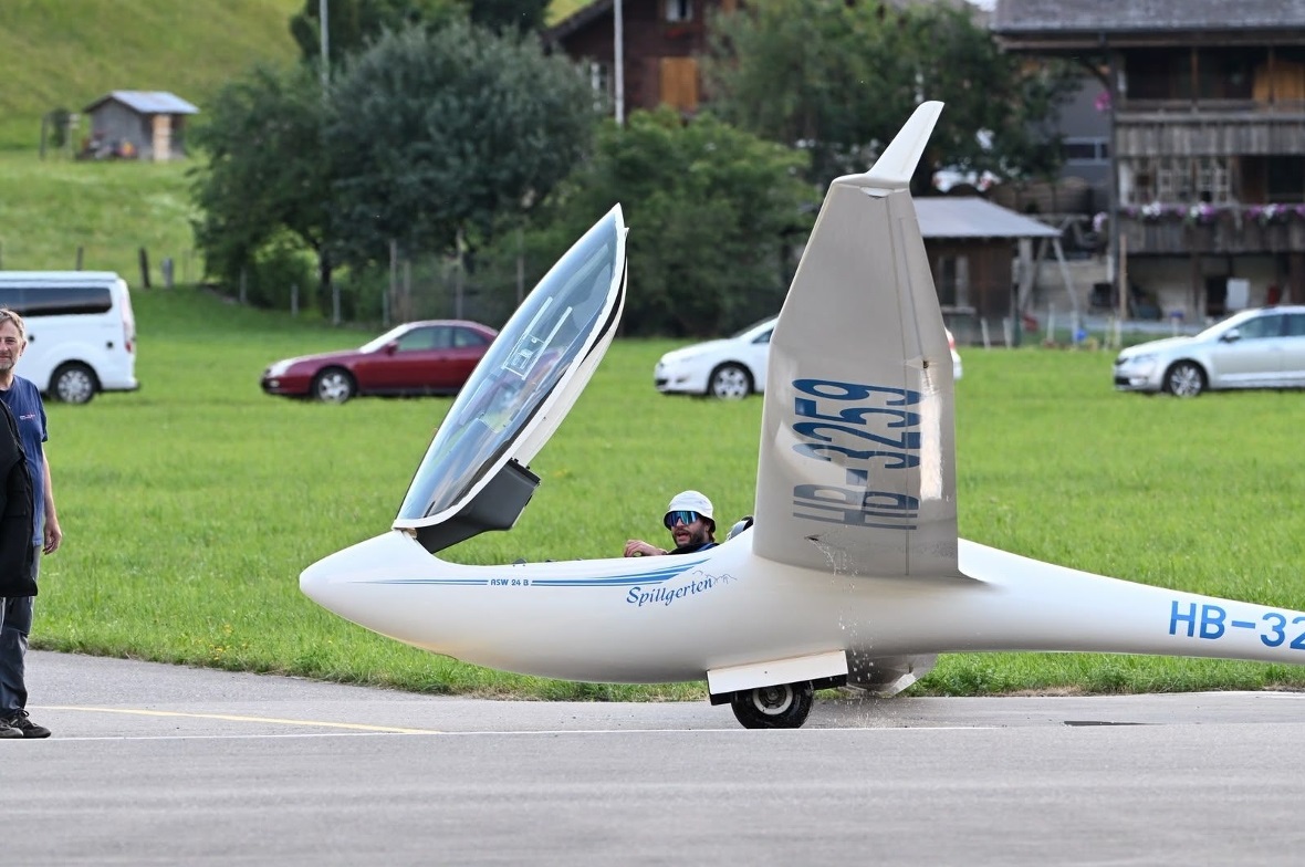 Yves Müller nach seinem Rekordflug zurück in Zweisimmen.