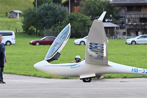 Yves Müller nach seinem Rekordflug zurück in Zweisimmen.