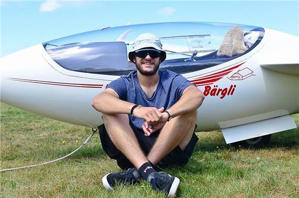 Yves Müller vor dem Siegerflugzeug, das den Namen der Familienalp trägt.