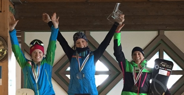 Yvonne Schütz (rechts) feiert den dritten Gesamtrang im Europacup mit den erst- und zweitklassierten Österreicherinnen Daniela Ulbing und Bernadette Ernst.