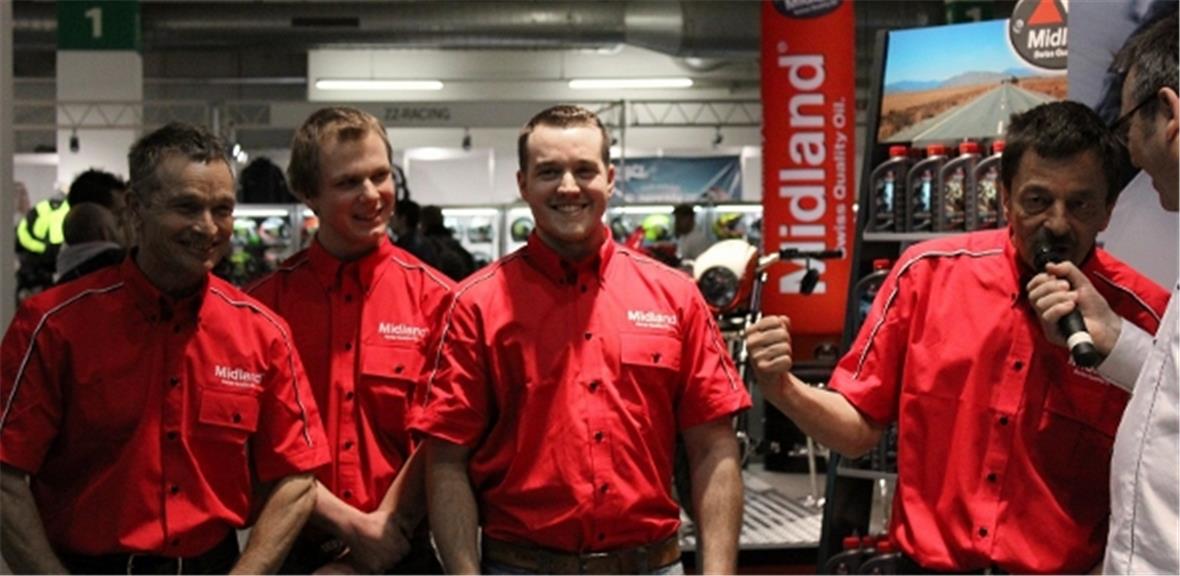 «Z’Team Wyssen/Zurbrügg wird vo allem Afang a hoffentlich brav Bschiid geh», die Aussage des Teamchefs Kilian Wyssen auf die Frage des Moderators Urs Germann bringt Rolf Biland, Lukas Wyssen und Thomas Zurbrügg zum Schmunzeln.