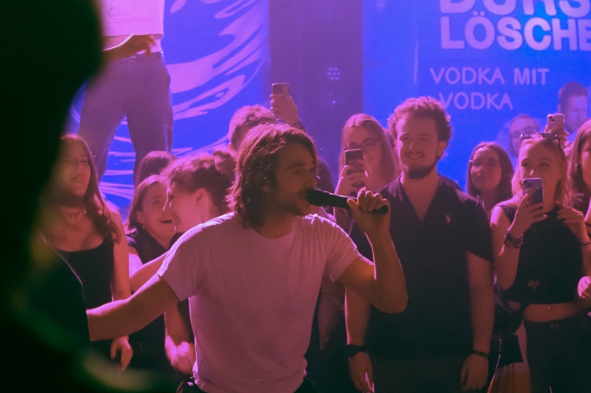 Zachi steht in der Menge kurz vor Beginn eines Moshpits.