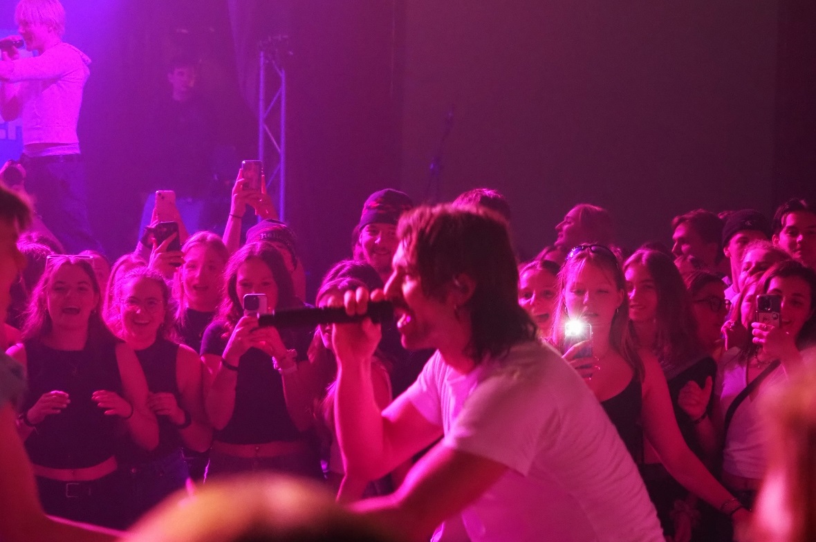 Zachi steht in der Menge kurz vor Beginn eines Moshpits.