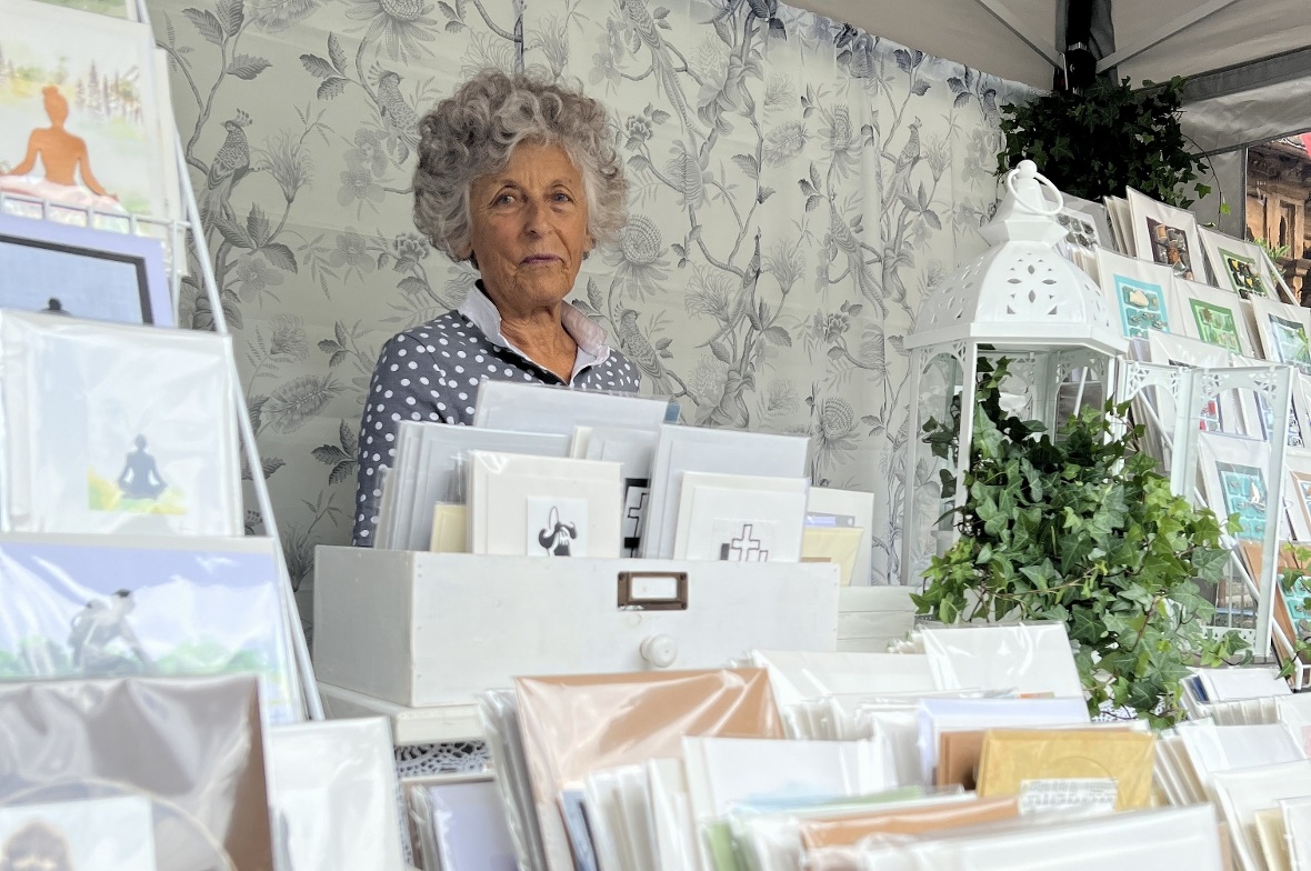 Zahlreiche Arbeitsstunden stecken in Heidi Imoberstegs Karten.