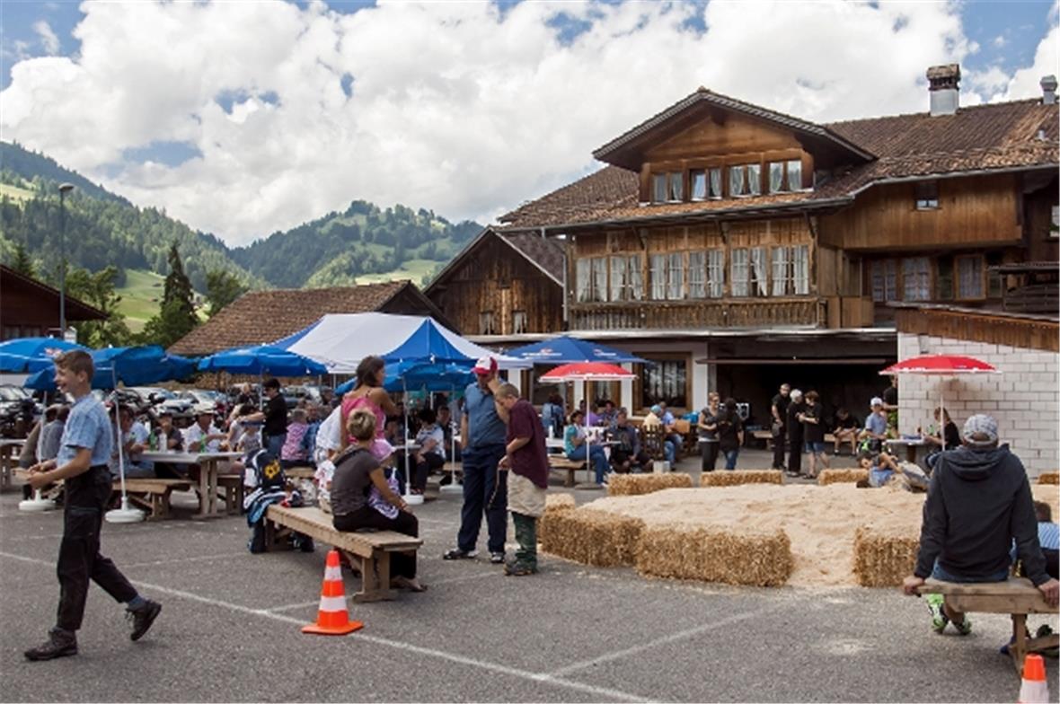 Zahlreiche Besucher, volkstümliche Unterhaltung, ein Sägemehlring und gutes Wett...