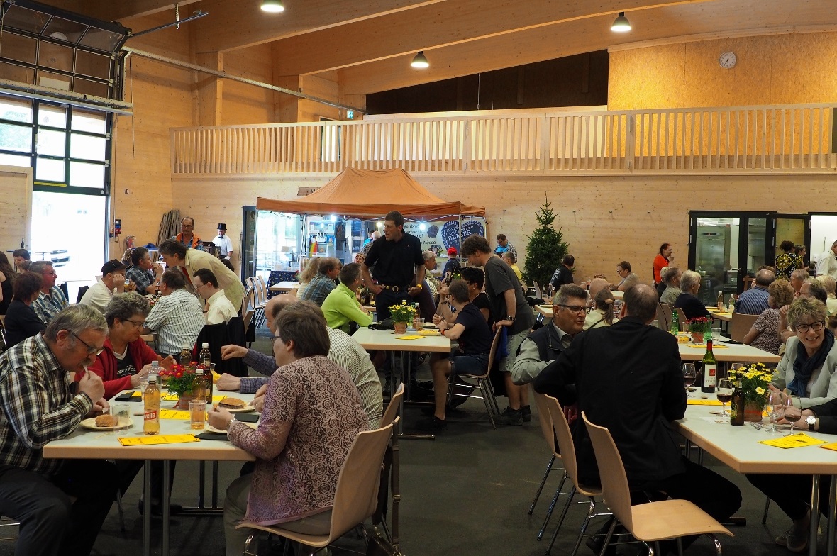 Zahlreiche Bewohner und Mitarbeiter der Bergquelle sowie ihre Angehörigen und ge...