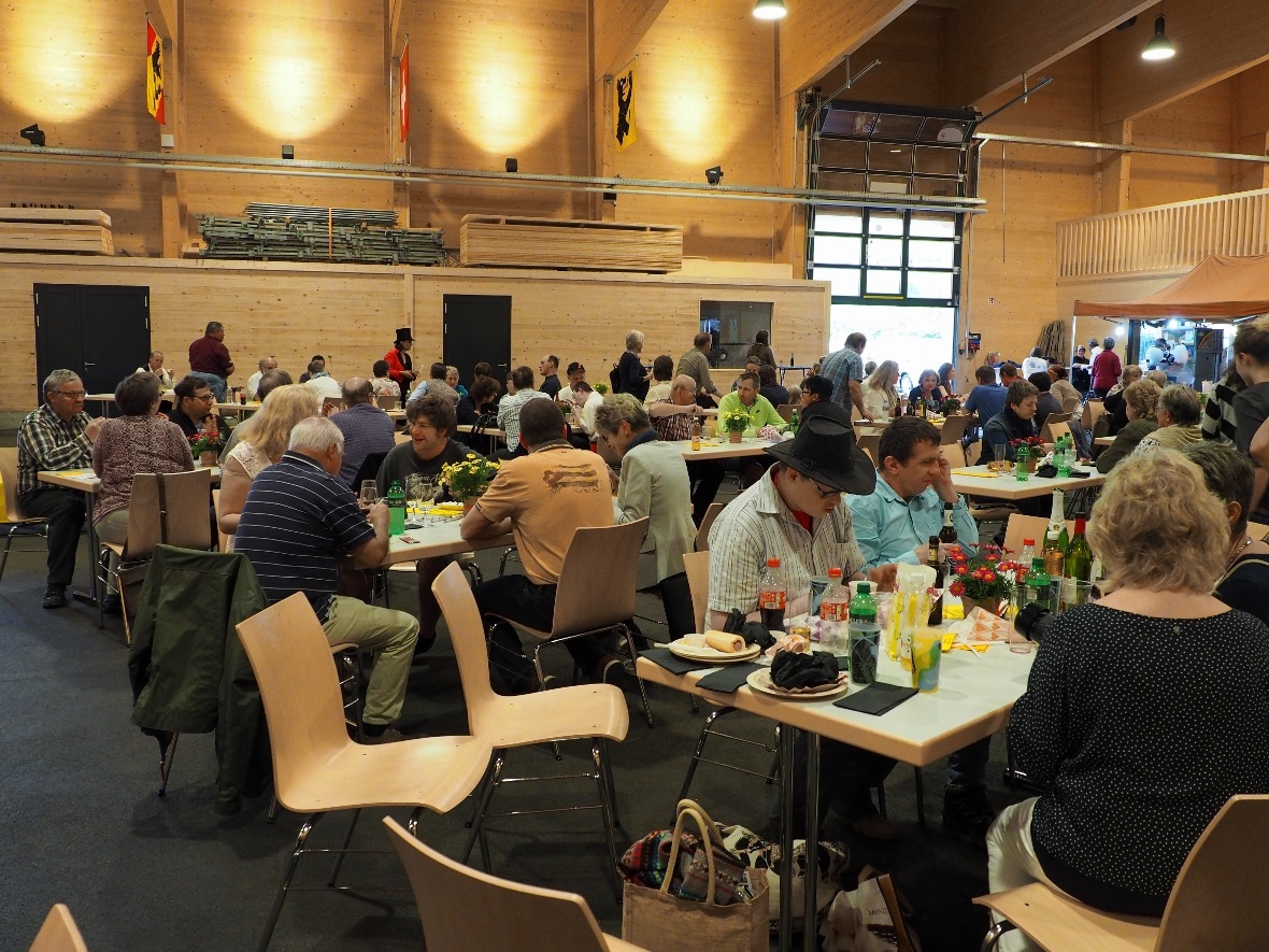 Zahlreiche Bewohner und Mitarbeiter der Bergquelle sowie ihre Angehörigen und ge...