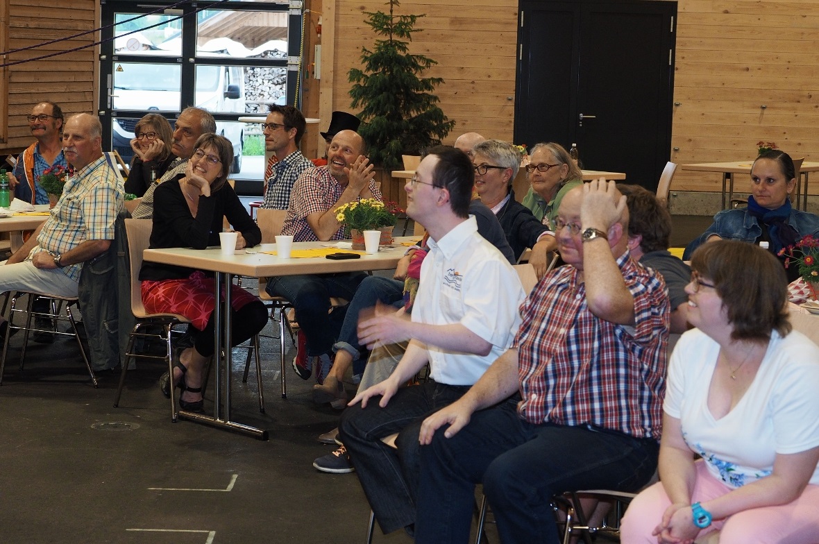 Zahlreiche Bewohner und Mitarbeiter der Bergquelle sowie ihre Angehörigen und ge...