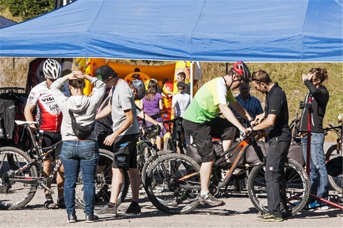 Zahlreiche Biker und Bikerinnen nutzten die Möglichkeit, die 2015er Modelle zu t...