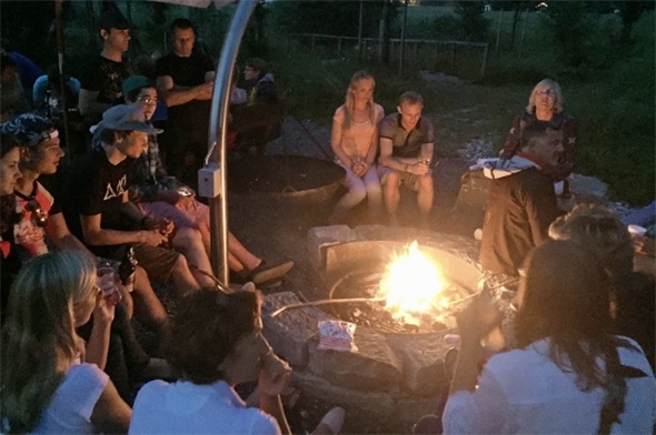 Zahlreiche Gäste erschienen zum gemütlichen Beisammensein auf dem Alpkultur Spielplatz.