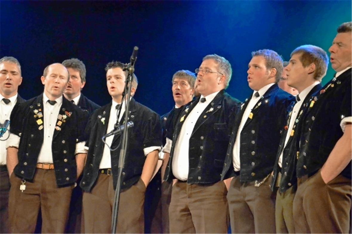 Zahlreiche Jodellieder und Jutz von Ueli Moor (mitte) hier mit dem Jodlerklub St...