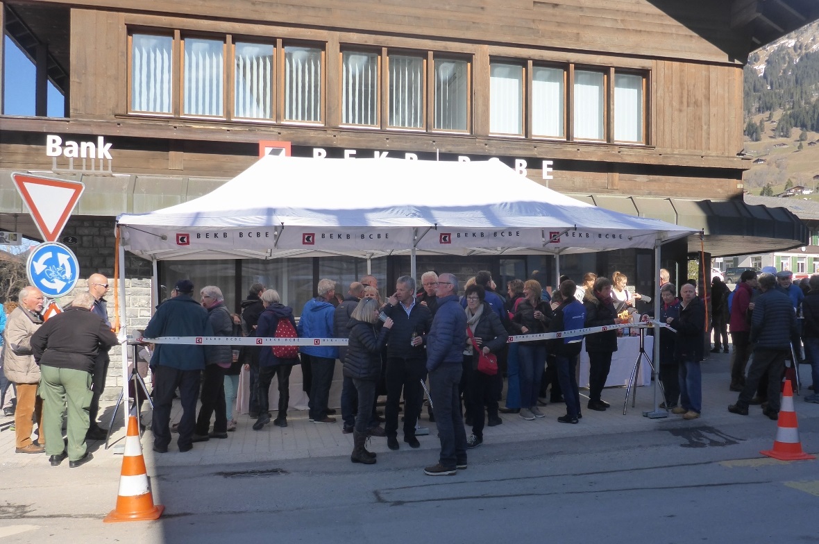 Zahlreiche Kundinnen und Kunden geniessen eine feine Wurst.