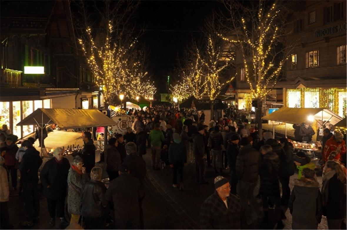 Zahlreiche Zweisimmer und Gäste genossen bei einem Punsch oder Glühwein die Weihnachtsstimmung in der Bahnhofstrasse.