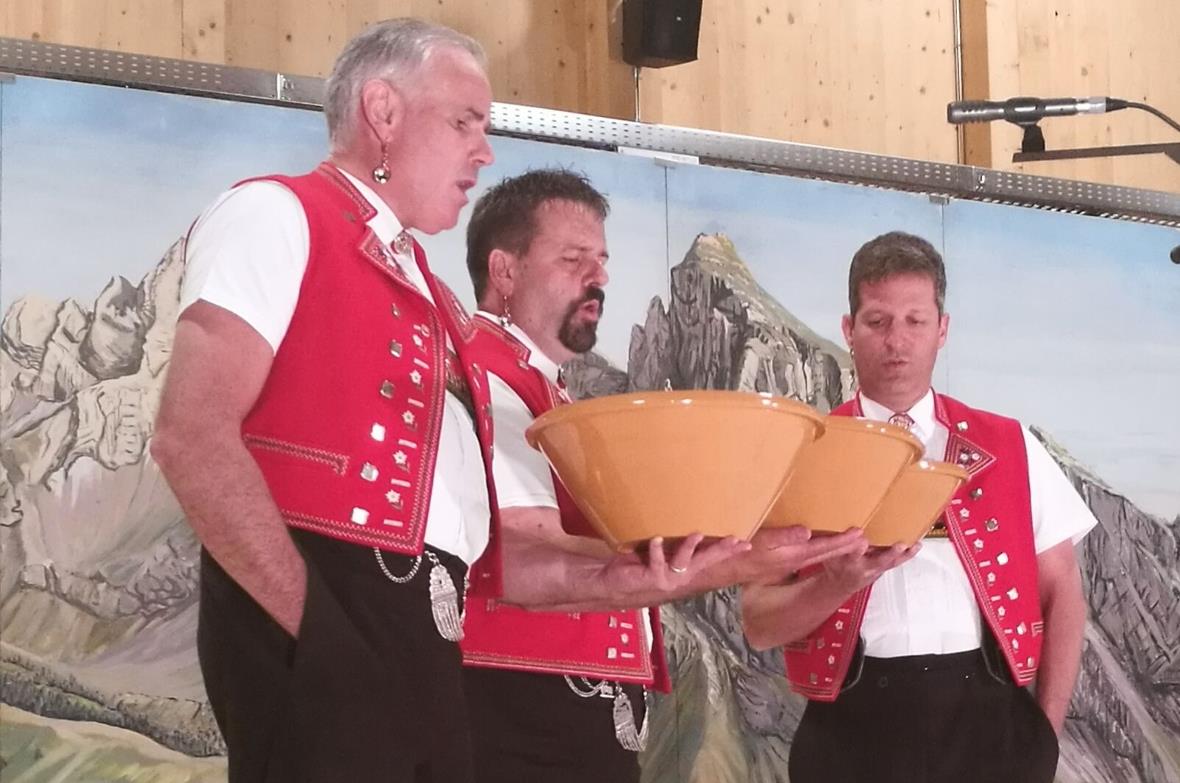 Zaure und Talerschwingen mit den Säntis-Jodler.