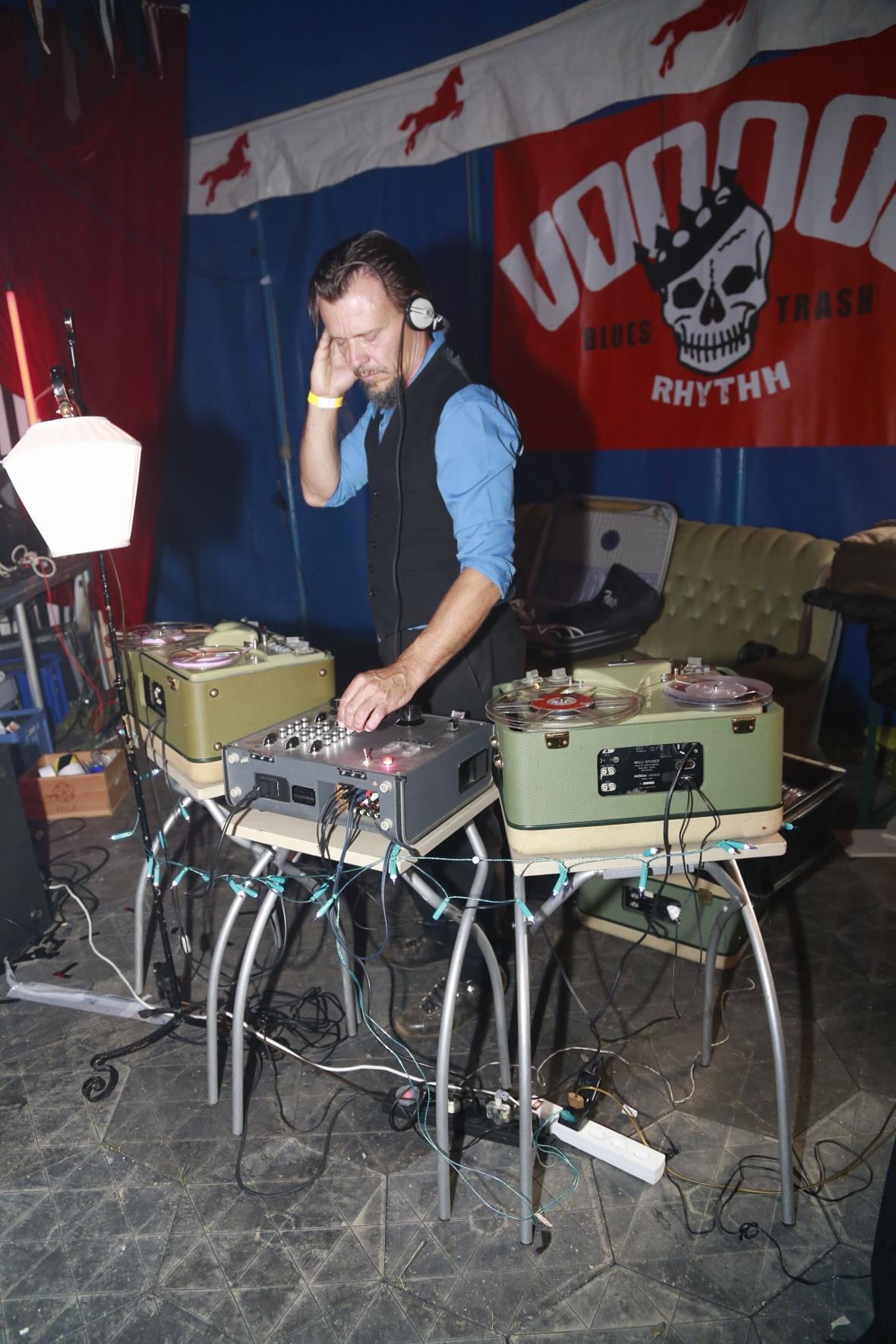 Zeitgetreue DJ Einrichtung mit REVOX Tonbändern