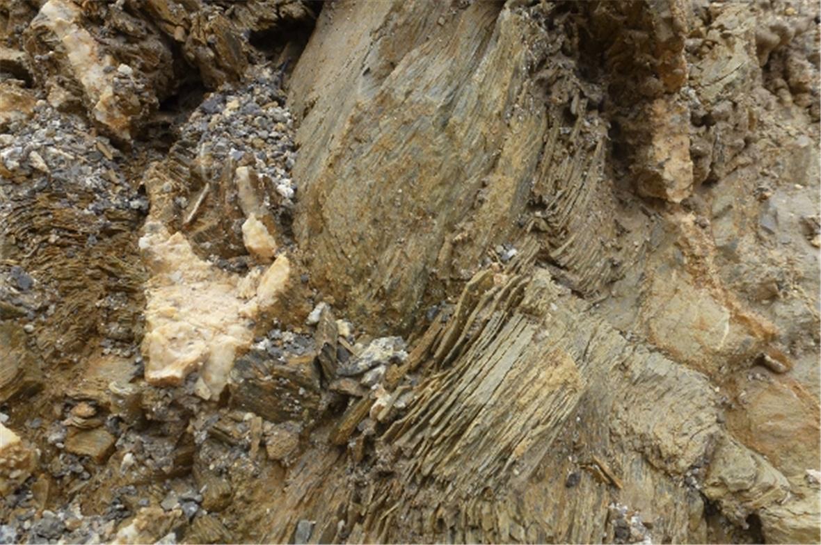 Zermalmte Steinschichten.